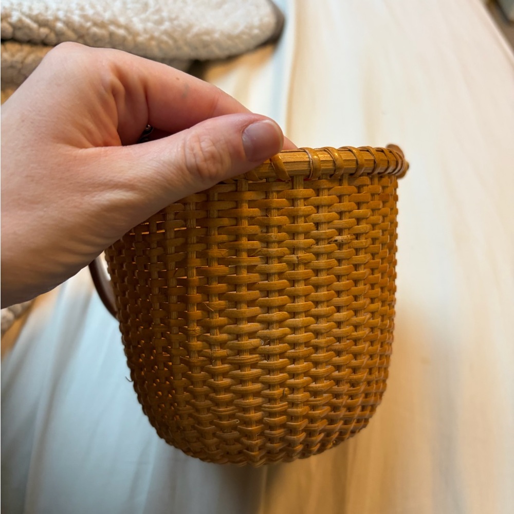 Small Nantucket Basket, excellent condition — see photos for size reference - Picture 4 of 9